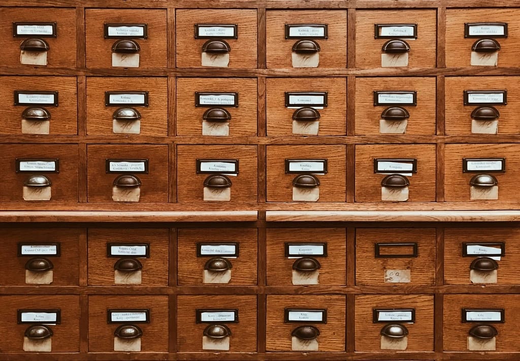 Tiroir en bois et étagère de classeur dans une bibliothèque pour commencez vos recherches généalogiques.